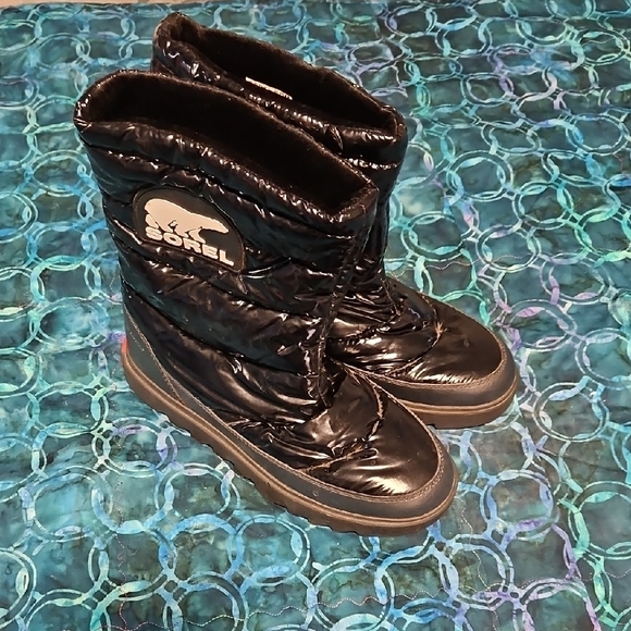 Women's Sorel Shiny Black Quilted Boots Size 8.5 - Picture 2 of 5